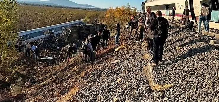 İspanya'da iki hızlı tren çarpıştı: Hayatını kaybedenlerin sayısı yükseliyor