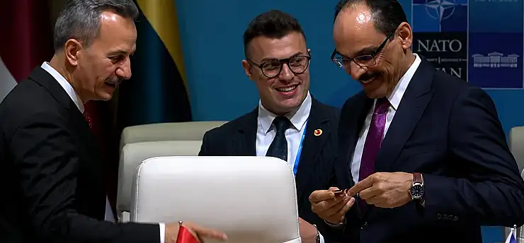 NATO Zirvesinde dikkat çeken an: Masadaki kalemde ne var?