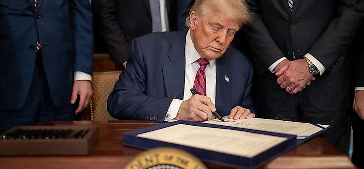 Trump, Rusya ve İran'a yönelik yaptırım yasa tasarısını onayladı