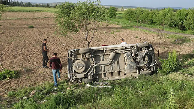 Afyonkarahisar-Konya karayolunda işçileri taşıyan midibüs devrildi: 7 yaralı