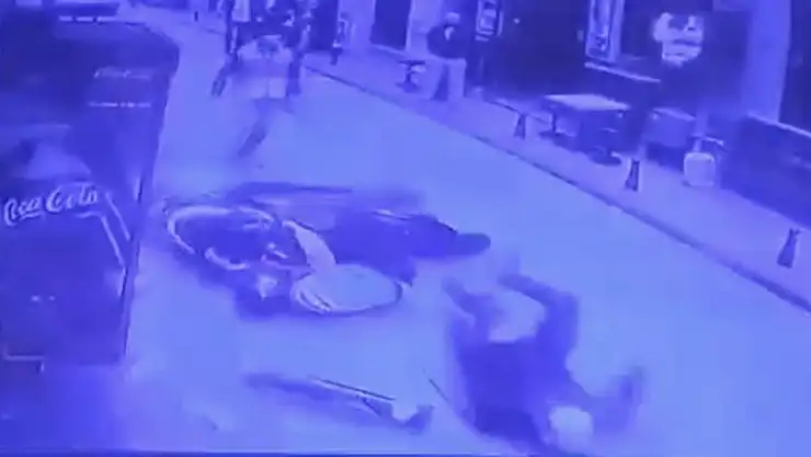 Beyoğlu'nda hareketli anlar: Polisten kaçan motosikletliyi bir tekmeyle yere serdi

