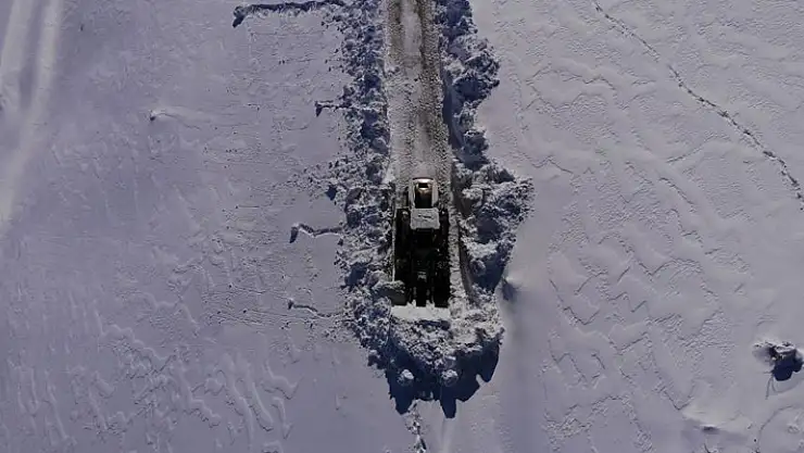 Bitlis'te 4 metreyi bulan karda yol açma çalışması
