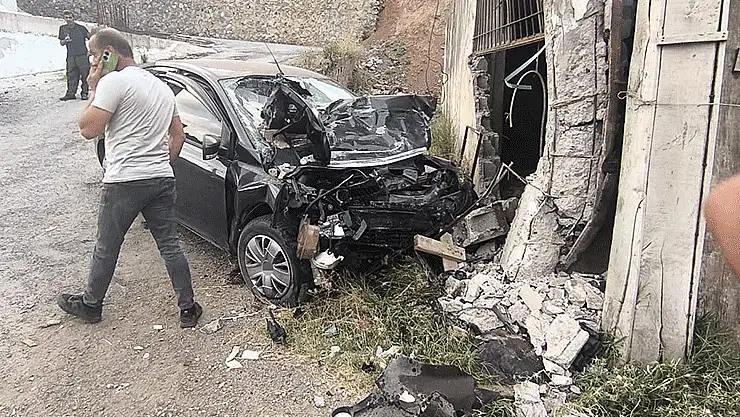 Bitlis'te otomobil duvara çarptı: 2 ölü, 2 yaralı