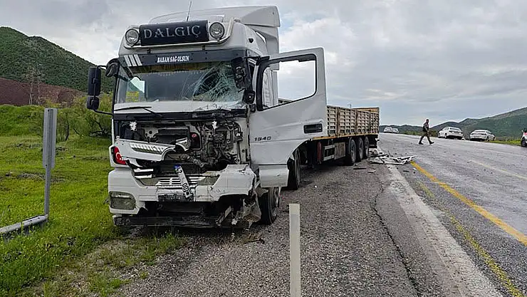 Bitlis'te tır ile minibüs çarpıştı: 1 ölü, 2 yaralı