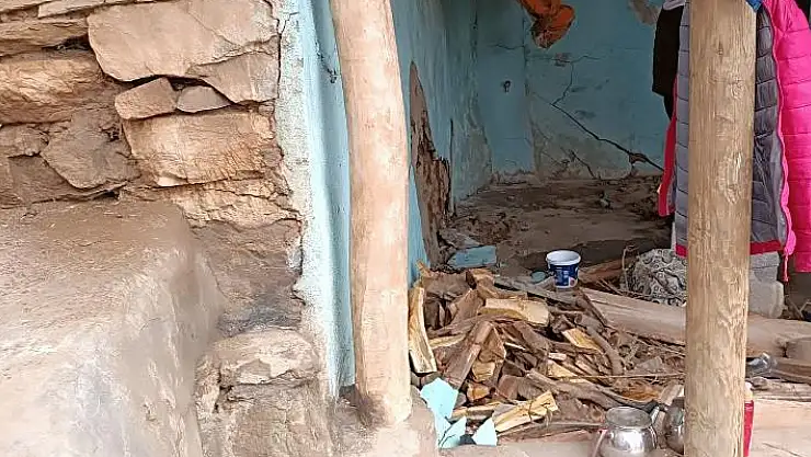 Bitlis'te yoğun yağışlardan dolayı meydana gelen göçükte 42 küçükbaş hayvan telef oldu
