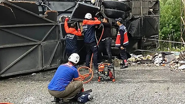Bitlis'te yolcu otobüsü ile kamyon çarpıştı: 2 ölü, 4'ü ağır 30 yaralı

