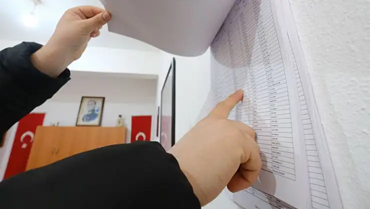 Hemen adınızı kontrol edin! Seçmen listeleri askıya çıktı, 2 hafta sürecek

