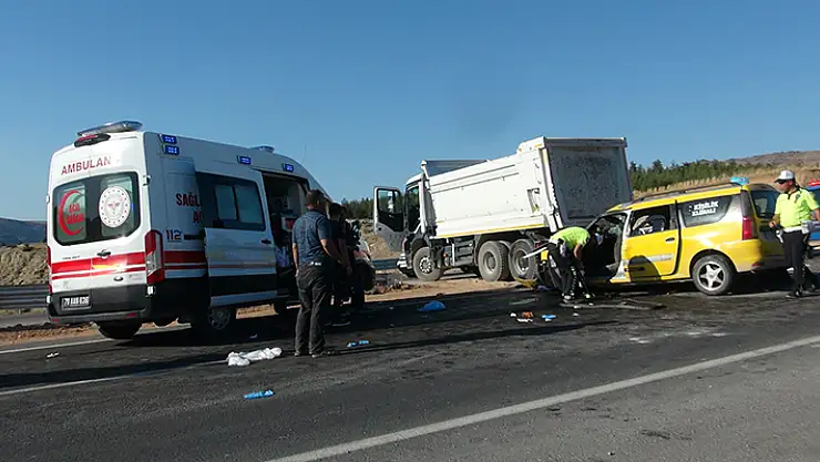 Kilis'te, kamyon ile taksi çarpıştı: 2 ölü, 8 yaralı
