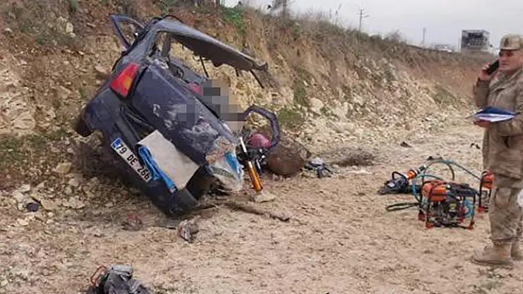 Kilis'te otomobil beton mikserine çarptı: 2 ölü
