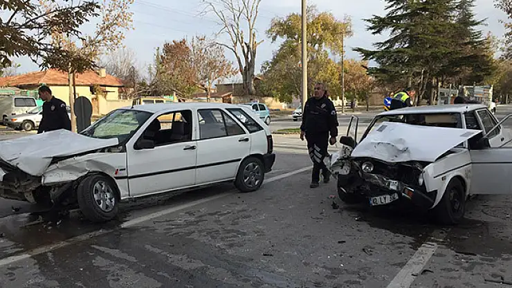 Konya'da ehliyetsiz sürücü polisten kaçarken kaza yaptı: 3 yaralı