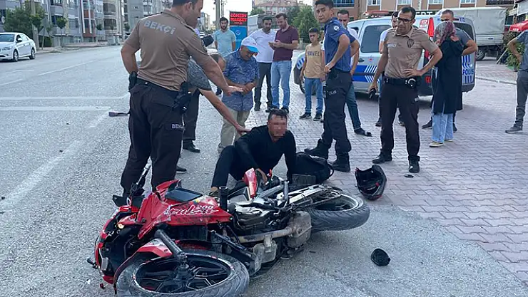Konya'da polisten kaçan motosiklet sürücüsü kamyonete çarpınca yakalandı

