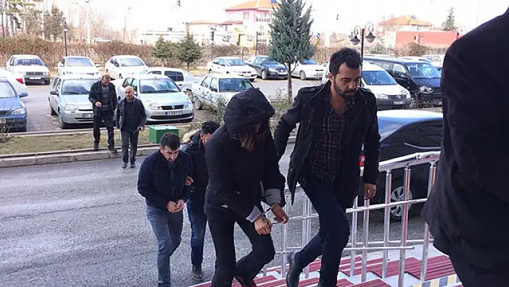 Konya'da polisten kaçan şüpheliler kovalamaca sonucu yakalandı