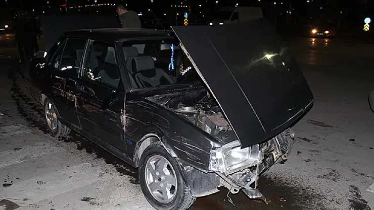 Konya'da polisten kaçan sürücü 1'i polis 4 araca çarptı