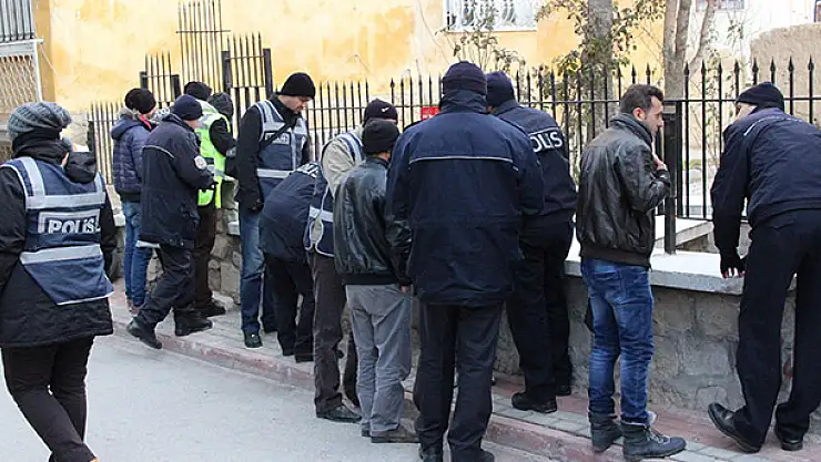 Konya'da Suriyelilere 250 Polisten Asayiş Uygulaması