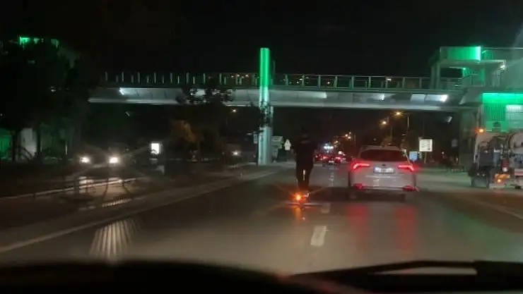 Konya'da scooterla 80-90 kilometre hızla seyrederek araçları solladı