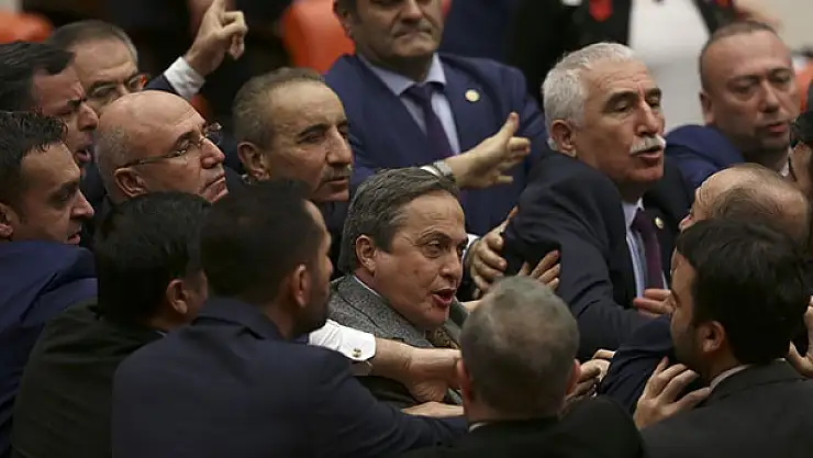 Mecliste vekiller birbirine girdi