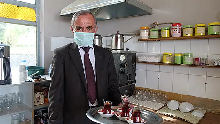 Paris'in 42 yıllık terzisi, Konya'da işlettiği kahvehanede müşterilerini takım elbiseyle karşılıyor