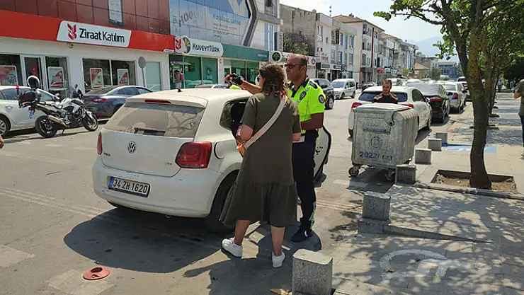 Polisten 2 çocuğunu araçta bırakıp giden anneye tepki: Hiç mi haber izlemiyorsunuz?

