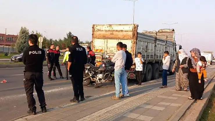 Polisten kaçan 16 yaşındaki sürücü, otomobiliyle motosikletli Yunus ekibine çarptı: 2 yaralı
