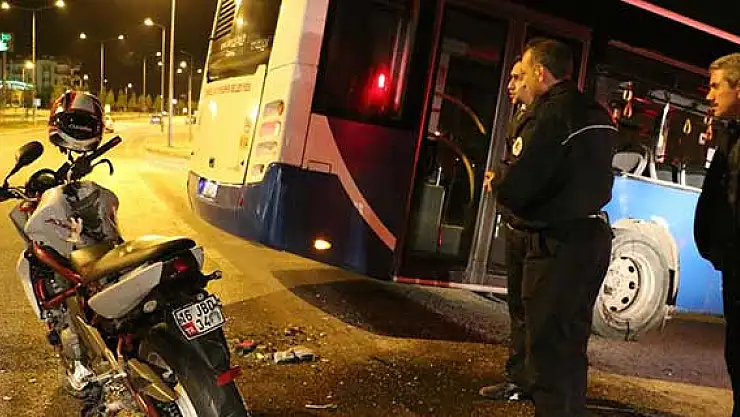 Polisten kaçan motosiklet otobüsle çarpıştı: 2 yaralı