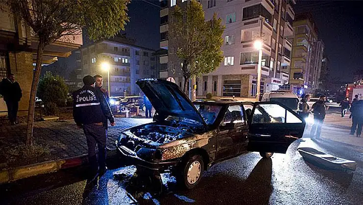Polisten kaçan şüphelinin otomobili yandı