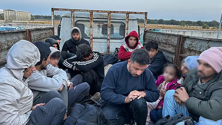Polisten kaçan sürücünün kamyonetinde 13 kaçak göçmen yakalandı 2 organizatör tutuklandı
