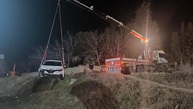 Polisten kaçarken demiryoluna uçtular: Otomobildeki 2 kişiye gözaltı
