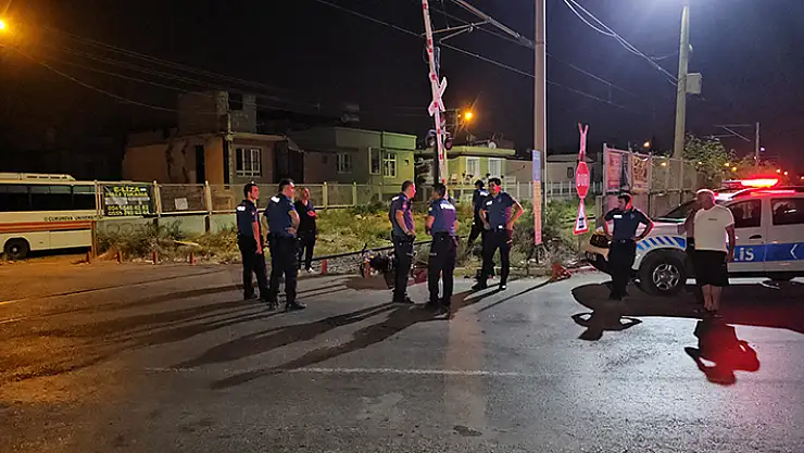 Polisten kaçarken devirdikleri motosiklete tren çarptı: 2 yaralı
