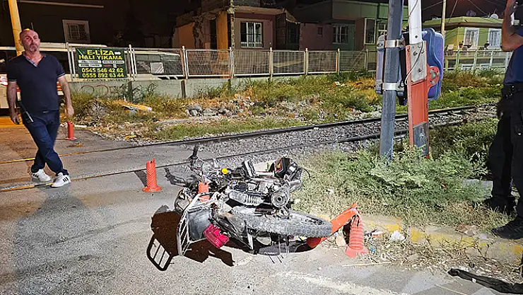 Polisten kaçarken motosikletlerine tren çarpan şüpheliler, ehliyetsiz olduğu için durmamış
