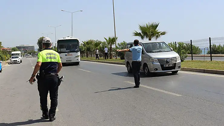 Polisten sürücülere 'hayat kurtaracak' uyarılar