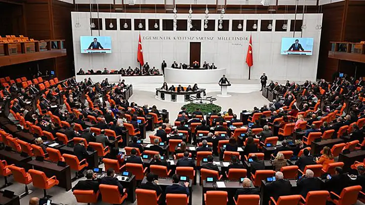 Son 7 ayda Meclis'te 600 milletvekilinden 61'i partilerden istifa etti

