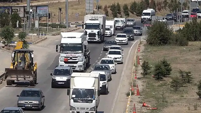 43 ilin geçiş güzergahında trafik yoğunluğu