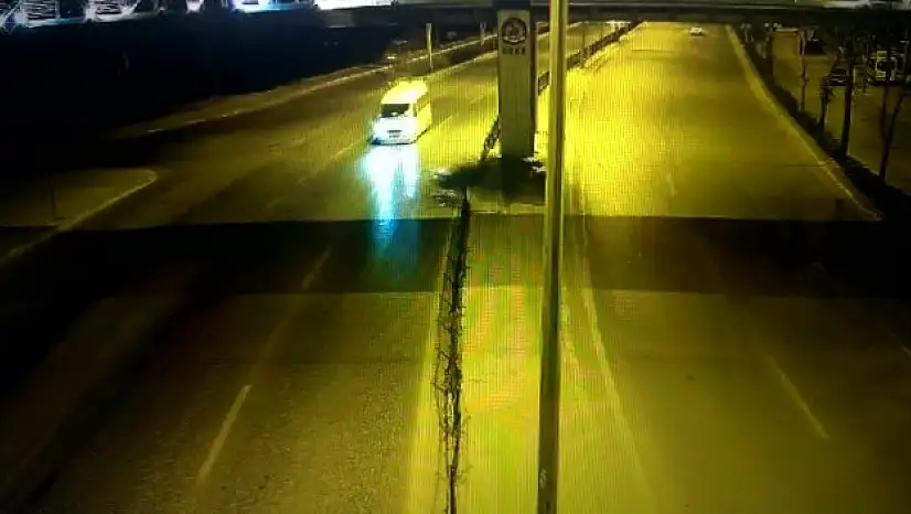 Direğe çarpıp minibüsün önüne düşen otomobilin 2'ye bölündüğü anlar kamerada