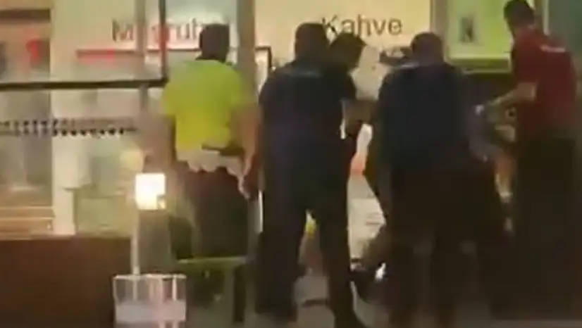Havalimanında hareketli anlar: Bıçaklı saldırgan 4 polisi yaraladı