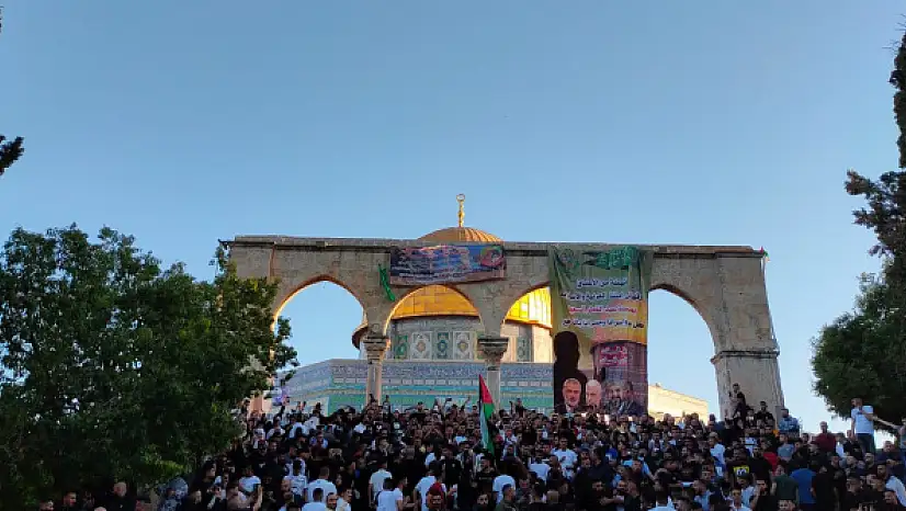 İsrail güçlerinin ses bombalarıyla saldırdığı Mescid-i Aksa'da bayram namazı