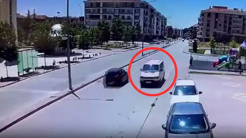Konya'da pes dedirten görüntü! Minibüsle ters yönde ilerledi