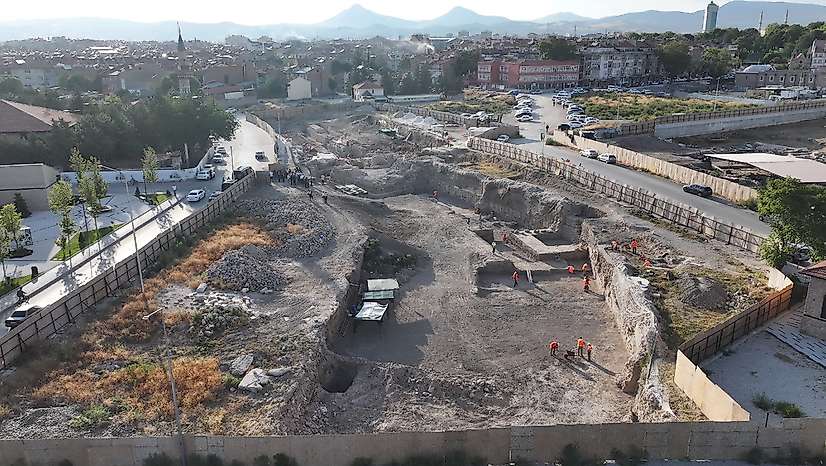 Konya protokolü Larende Kapısı kazı çalışmalarını yerinde inceledi