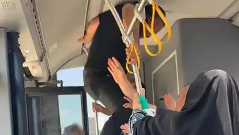 Otobüsteki yumruklu kavga kameralara yansıdı