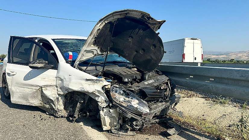 Otomobilin motosiklete çarptığı feci kazada 1 ölü, 1'i bebek 3 yaralı var