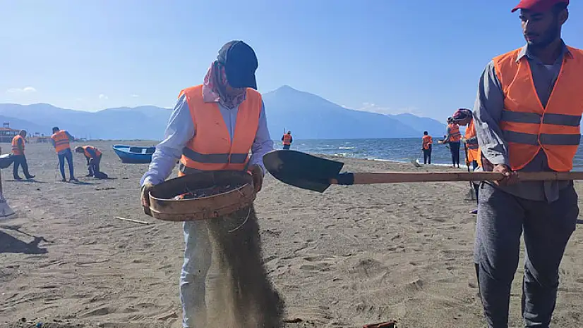 Samandağ sahilindeki atık petrol temizliği sürüyor