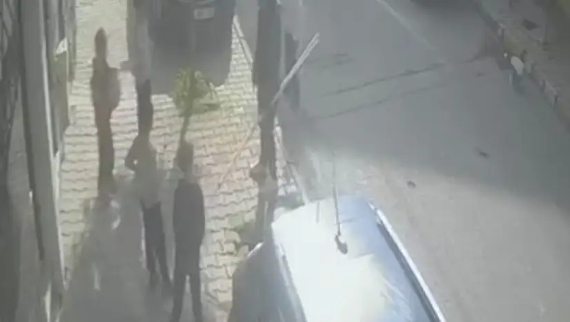 Sokaktaki çocuklara saldırıp bıçakla kapıya dayandı! İşte dehşet anı