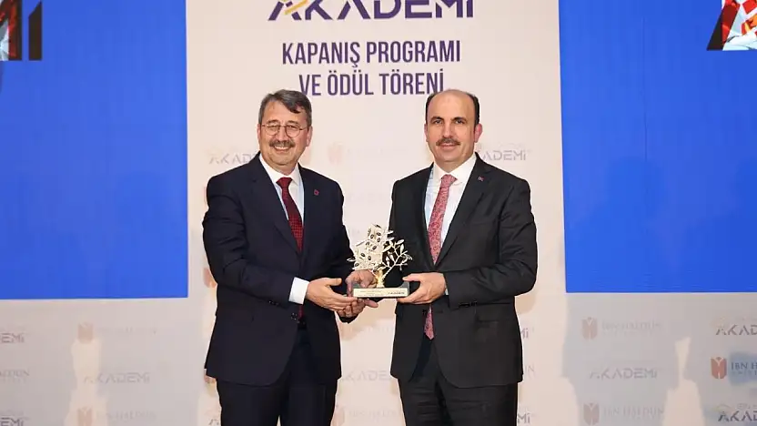 Başkan Altay'a İbn Haldun Üniversitesi'nden ödül