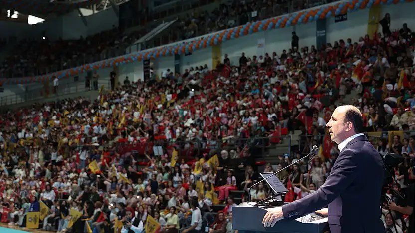 Başkan Altay, Genç KOMEK kapanışında binlerce öğrenciyle buluştu