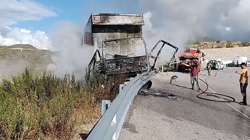 Konya-Antalya yolunda korku dolu anlar! Kamyon alev alev yandı