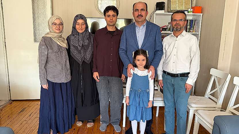 Konya Büyükşehir'in umre ödüllü yarışmacısına Başkan Altay'dan ziyaret