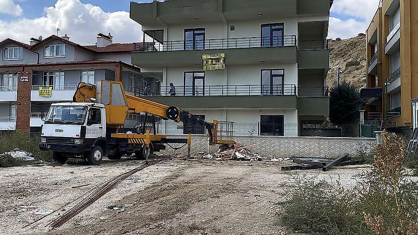 Konya'da çatıya demir çıkartmak isteyen işçi, vinçten düştü