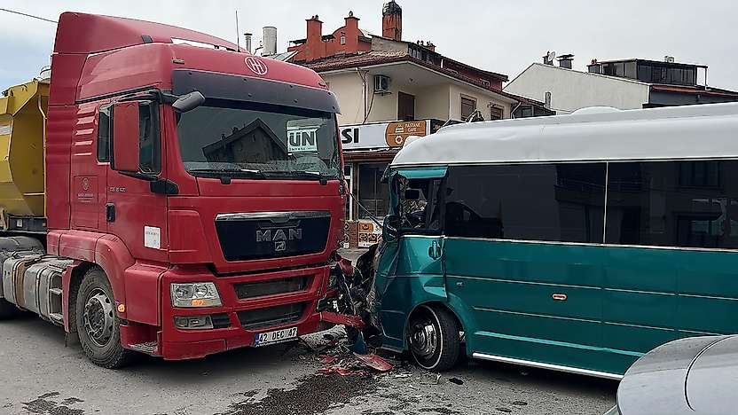 Konya'da can pazarı! Hafriyat yüklü kamyon ile minibüs çarpıştı