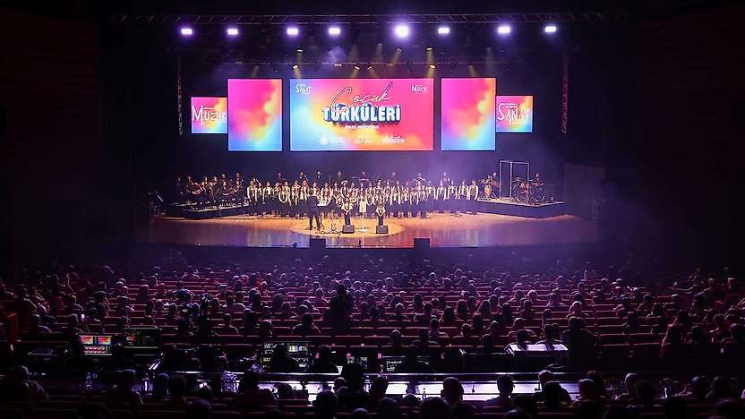 Konya'da çocuklardan sahnede göz dolduran performans