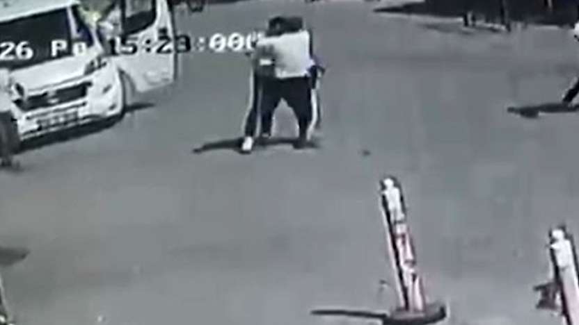 Konya'da dehşet anları kamerada: Silah ateş almayınca bıçaklandı
