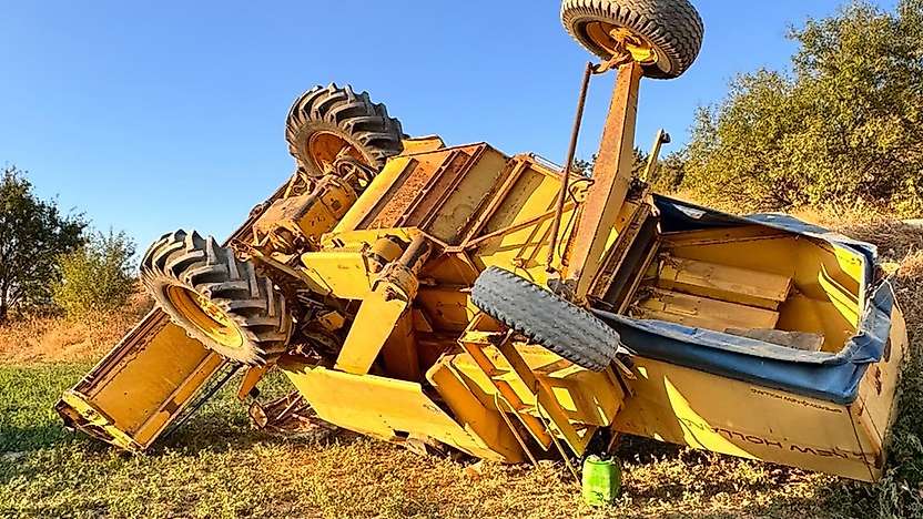 Konya'da devrilen biçerdöverin operatörü yaralandı